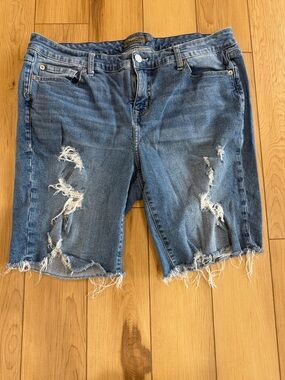 torrid Distressed Denim Jean Shorts in Medium Blue